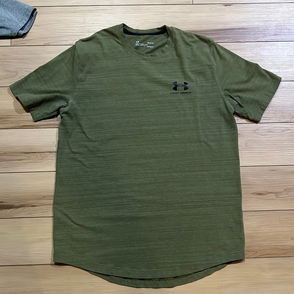 Mens Under Armour shirt.